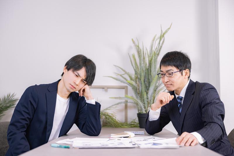 悩む男性