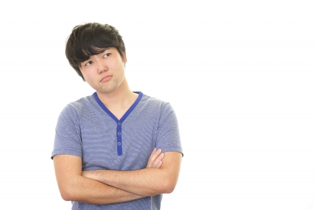 悩む男性