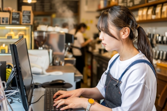 PCに向き合う女性
