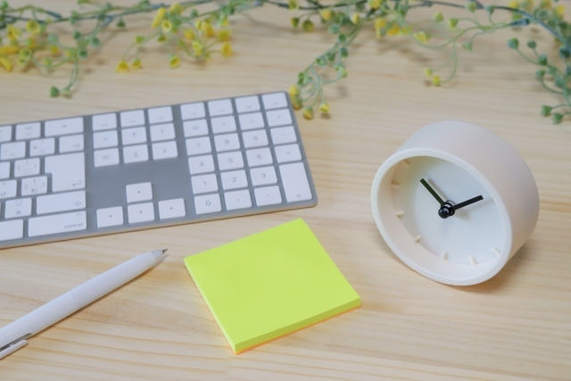 キーボードと時計と付箋