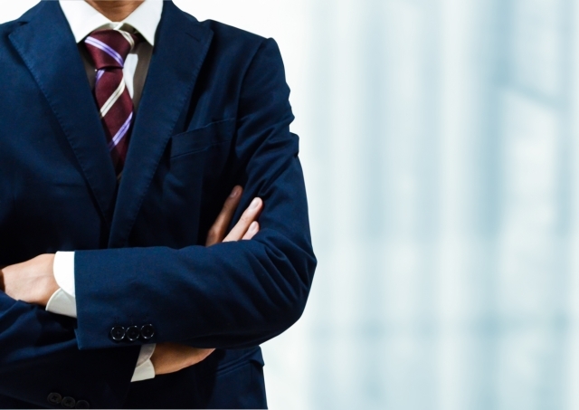 スーツで腕組み