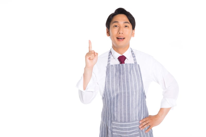 エプロンをした男性