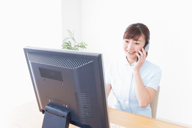 女性とPCモニター