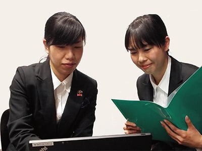 営業推進部 推進企画グループ 推進企画担当の山崎氏と新宿店の友の会カウンター主任の四方氏